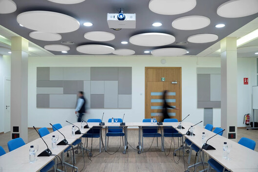 Entre la flexibilidad y la libertad creativa: diseños de cielorrasos modulares que inspiran Entre la flexibilidad y la libertad creativa: diseños de cielorrasos modulares que inspiran - Imagen 2 de 24