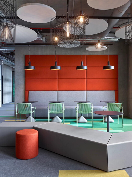 Entre la flexibilidad y la libertad creativa: diseños de cielorrasos modulares que inspiran Entre la flexibilidad y la libertad creativa: diseños de cielorrasos modulares que inspiran - Imagen 19 de 24