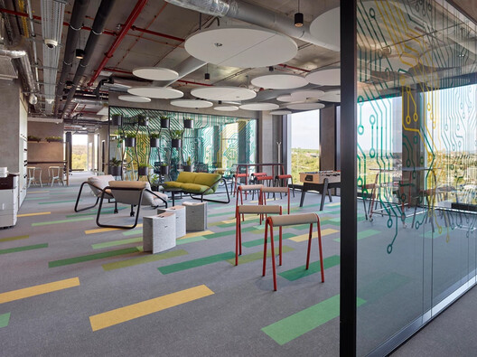 Entre la flexibilidad y la libertad creativa: diseños de cielorrasos modulares que inspiran Entre la flexibilidad y la libertad creativa: diseños de cielorrasos modulares que inspiran - Imagen 17 de 24