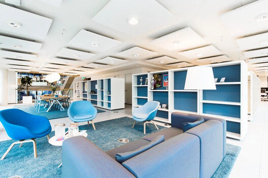 Entre la flexibilidad y la libertad creativa: diseños de cielorrasos modulares que inspiran Entre la flexibilidad y la libertad creativa: diseños de cielorrasos modulares que inspiran - Imagen 6 de 24