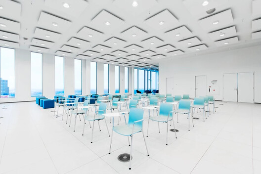 Entre la flexibilidad y la libertad creativa: diseños de cielorrasos modulares que inspiran Entre la flexibilidad y la libertad creativa: diseños de cielorrasos modulares que inspiran - Imagen 20 de 24