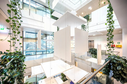 Entre la flexibilidad y la libertad creativa: diseños de cielorrasos modulares que inspiran Entre la flexibilidad y la libertad creativa: diseños de cielorrasos modulares que inspiran - Imagen 13 de 24