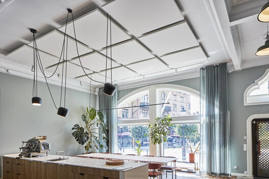 Entre la flexibilidad y la libertad creativa: diseños de cielorrasos modulares que inspiran Entre la flexibilidad y la libertad creativa: diseños de cielorrasos modulares que inspiran - Imagen 16 de 24