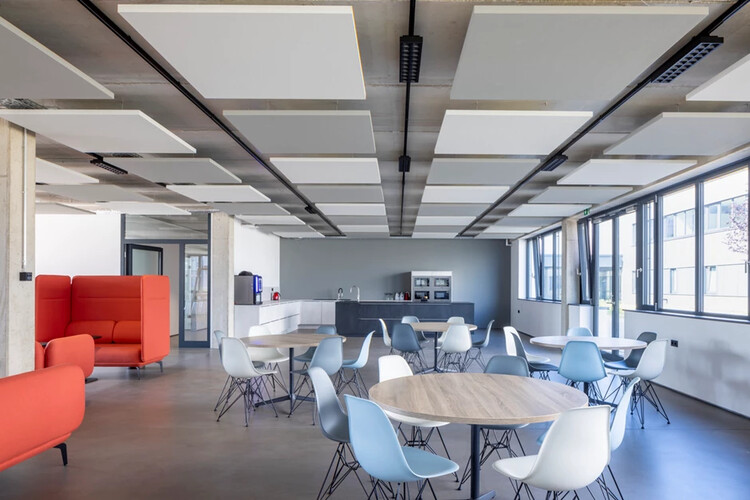 Entre flexibilidad y libertad creativa: diseños de techos modulares inspiradores - Imagen 15 de 24