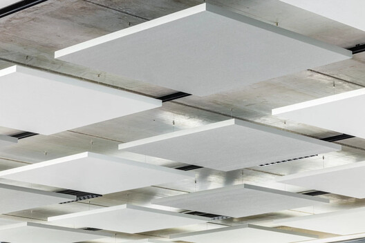 Entre la flexibilidad y la libertad creativa: diseños de cielorrasos modulares que inspiran Entre la flexibilidad y la libertad creativa: diseños de cielorrasos modulares que inspiran - Imagen 5 de 24