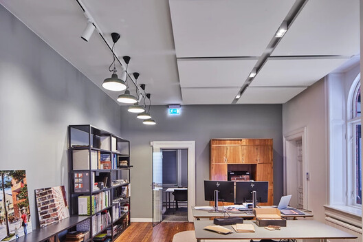 Entre la flexibilidad y la libertad creativa: diseños de cielorrasos modulares que inspiran Entre la flexibilidad y la libertad creativa: diseños de cielorrasos modulares que inspiran - Imagen 14 de 24