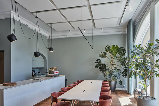 Entre la flexibilidad y la libertad creativa: diseños de cielorrasos modulares que inspiran Entre la flexibilidad y la libertad creativa: diseños de cielorrasos modulares que inspiran - Imagen 12 de 24