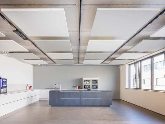 Entre la flexibilidad y la libertad creativa: diseños de cielorrasos modulares que inspiran Entre la flexibilidad y la libertad creativa: diseños de cielorrasos modulares que inspiran - Imagen 4 de 24