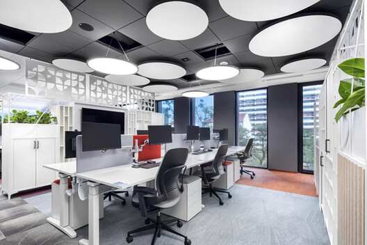 Entre la flexibilidad y la libertad creativa: diseños de cielorrasos modulares que inspiran Entre la flexibilidad y la libertad creativa: diseños de cielorrasos modulares que inspiran - Imagen 9 de 24