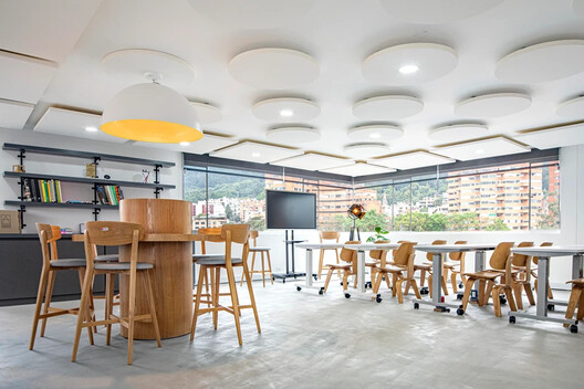 Entre la flexibilidad y la libertad creativa: diseños de cielorrasos modulares que inspiran Entre la flexibilidad y la libertad creativa: diseños de cielorrasos modulares que inspiran - Imagen 11 de 24