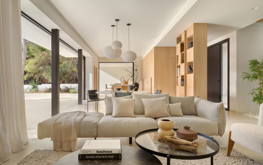 Vivienda Unifamiliar Costeres / Pasqual Giner Arquitectura Vivienda Unifamiliar Costeres / Pasqual Giner Arquitectura - Fotografía interior, Sala de estar, Sillones, Mesas, Sillas, Iluminación