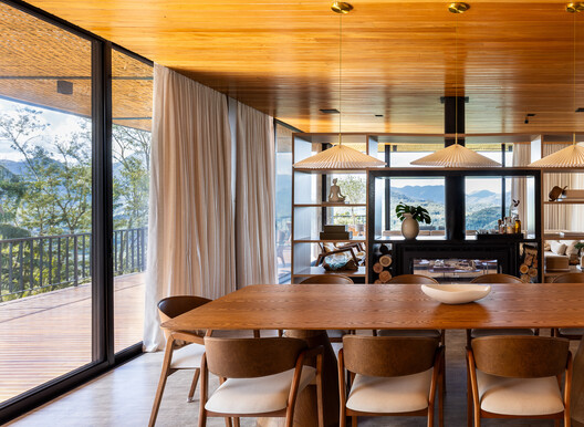 Refugio en la Montaña / VOO® Refugio en la Montaña / VOO® - Fotografía interior, Comedor, Madera, Mesas, Sillas