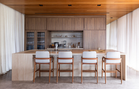 Refugio en la Montaña / VOO® Refugio en la Montaña / VOO® - Fotografía interior, Cocina, Madera, Mesas, Iluminación, Encimera, Sillas