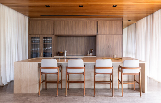 Refugio en la Montaña / VOO® Refugio en la Montaña / VOO® - Fotografía interior, Cocina, Madera, Mesas, Iluminación, Encimera, Sillas