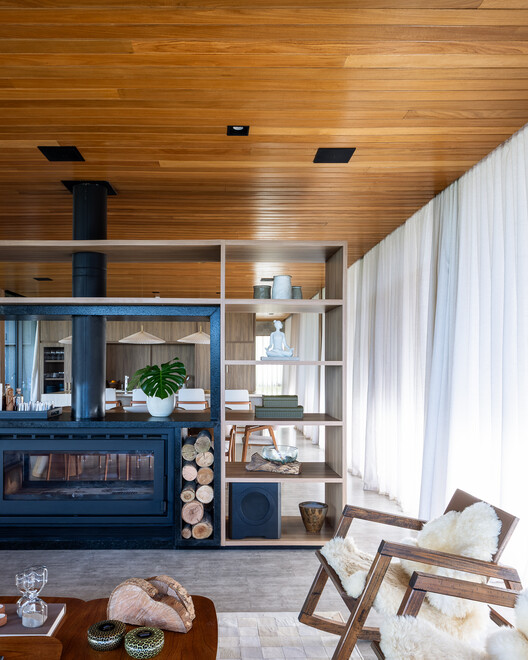 Refugio en la Montaña / VOO® Refugio en la Montaña / VOO® - Fotografía interior, Cocina, Madera, Iluminación, Sillones, Estanterías, Mesas, Sillas