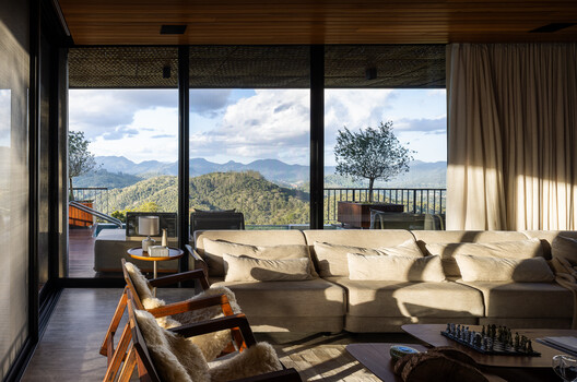 Refugio en la Montaña / VOO® Refugio en la Montaña / VOO® - Fotografía interior, Sala de estar, Sillas, Balcón