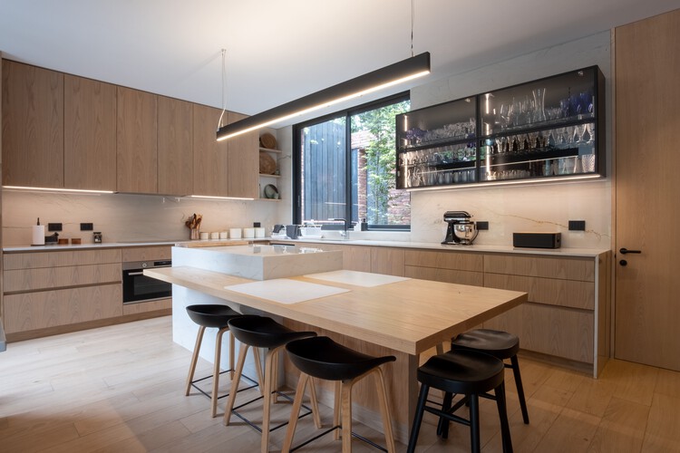 Casa Masa y Luz / Estudio i - fotografía de interiores, cocina, encimeras, madera, iluminación, mesas, sillas