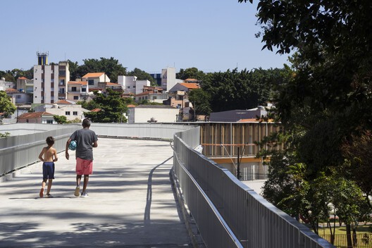 Parque Edson Arantes do Nascimento - Rei Pelé / Biselli Katchborian Arquitetos + Consoante Arquitetura e Integração Parque Edson Arantes do Nascimento - Rei Pelé / Biselli Katchborian Arquitetos + Consoante Arquitetura e Integração - Fotografía exterior, Cierros