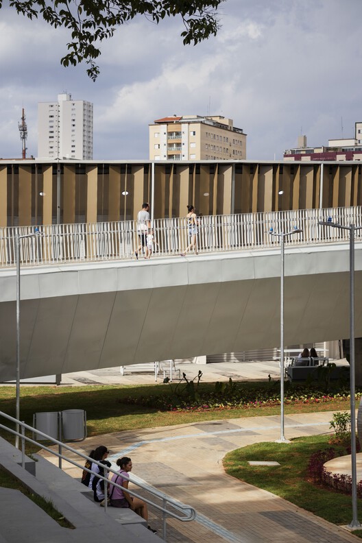 Parque Edson Arantes do Nascimento - Rei Pelé / Biselli Katchborian Arquitetos + Consoante Arquitetura e Integração Parque Edson Arantes do Nascimento - Rei Pelé / Biselli Katchborian Arquitetos + Consoante Arquitetura e Integração - Fotografía exterior, Barandas