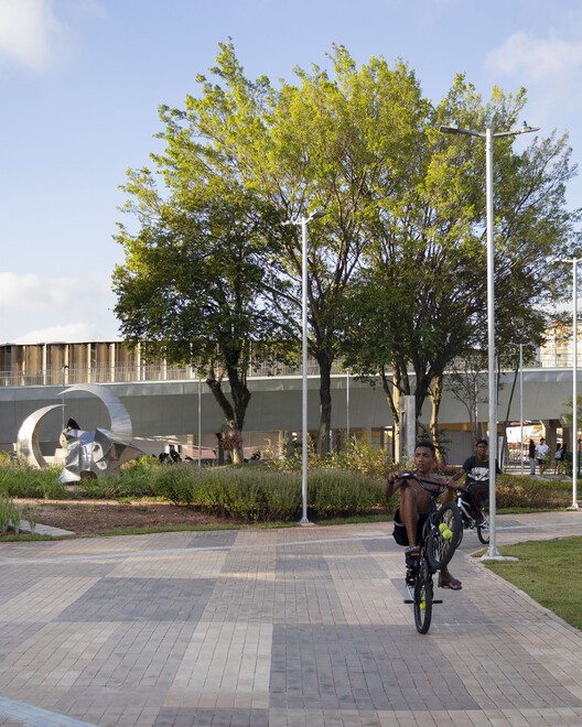 Parque Edson Arantes do Nascimento - Rei Pelé / Biselli Katchborian Arquitetos + Consoante Arquitetura e Integração Parque Edson Arantes do Nascimento - Rei Pelé / Biselli Katchborian Arquitetos + Consoante Arquitetura e Integração - Fotografía exterior