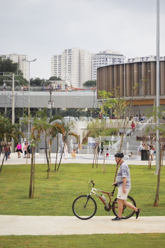 Parque Edson Arantes do Nascimento - Rei Pelé / Biselli Katchborian Arquitetos + Consoante Arquitetura e Integração Parque Edson Arantes do Nascimento - Rei Pelé / Biselli Katchborian Arquitetos + Consoante Arquitetura e Integração - Fotografía exterior