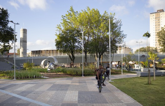 Parque Edson Arantes do Nascimento - Rei Pelé / Biselli Katchborian Arquitetos + Consoante Arquitetura e Integração Parque Edson Arantes do Nascimento - Rei Pelé / Biselli Katchborian Arquitetos + Consoante Arquitetura e Integração - Fotografía exterior, Concreto