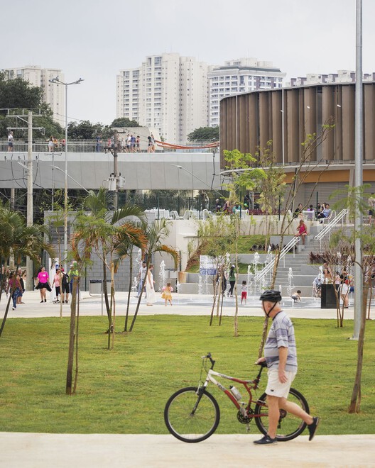 Parque Edson Arantes do Nascimento - Rei Pelé / Biselli Katchborian Arquitetos + Consoante Arquitetura e Integração Parque Edson Arantes do Nascimento - Rei Pelé / Biselli Katchborian Arquitetos + Consoante Arquitetura e Integração - Fotografía exterior