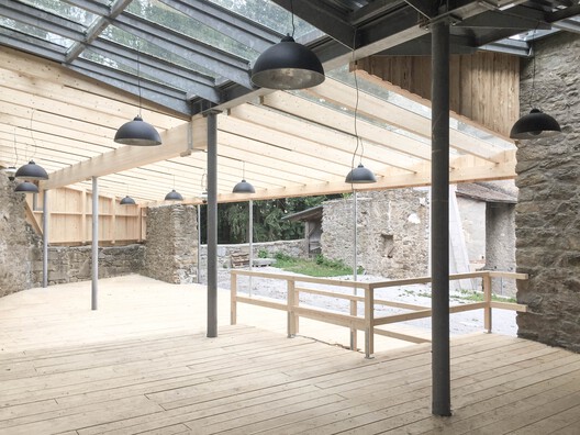 Castle Ruin Reichenau / [tp3] architekten - Interior Photography, Beam