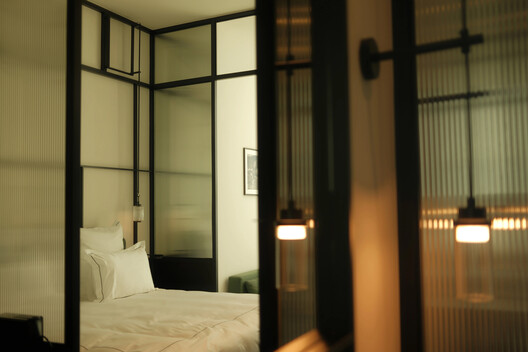 迢音·电报酒店 / 如恩设计研究室  - 室内图, 卧室, 灯, 玻璃, 床