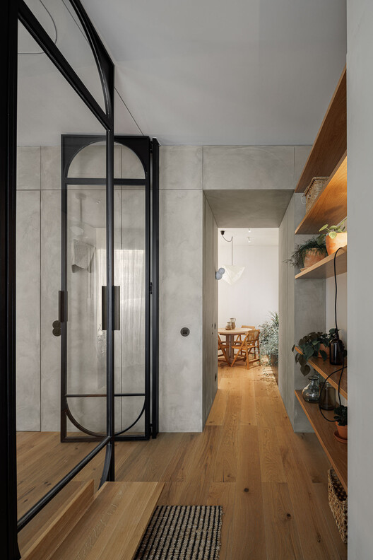 Apartamento Refúgio Urbano / Atelier Réalité - Fotografia de Interiores, Madeira, Iluminação, Porta