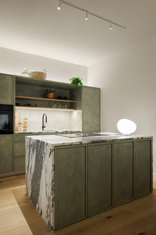 Apartamento Refúgio Urbano / Atelier Réalité - Fotografia de Interiores, Cozinha, Bancada, Cadeira