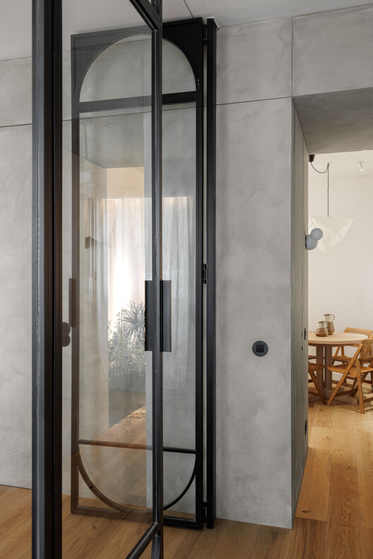 Apartamento Refúgio Urbano / Atelier Réalité - Fotografia de Interiores, Madeira, Porta, Vidro