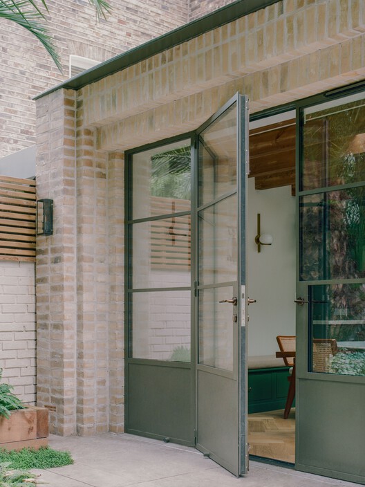 Threshold House / Studio McW Threshold House / Studio McW - Interior Photography, Door, Glass, Brick