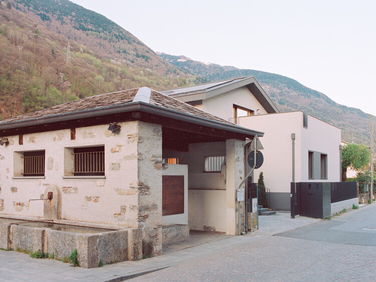 The Gray Race House / Rinaldo Del Nero - Exterior Photography, Door, Concrete
