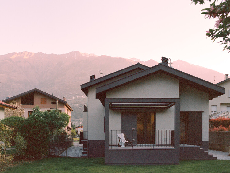 The Gray Race House / Rinaldo Del Nero - More Images