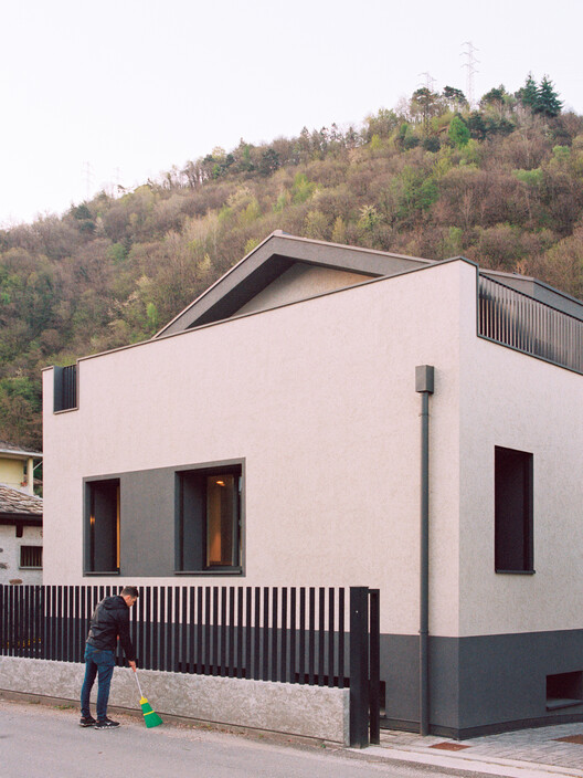 The Gray Race House / Rinaldo Del Nero The Gray Race House / Rinaldo Del Nero - Exterior Photography, Facade, Concrete
