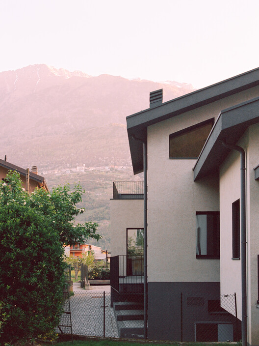 The Gray Race House / Rinaldo Del Nero The Gray Race House / Rinaldo Del Nero - Exterior Photography, Facade, Balcony