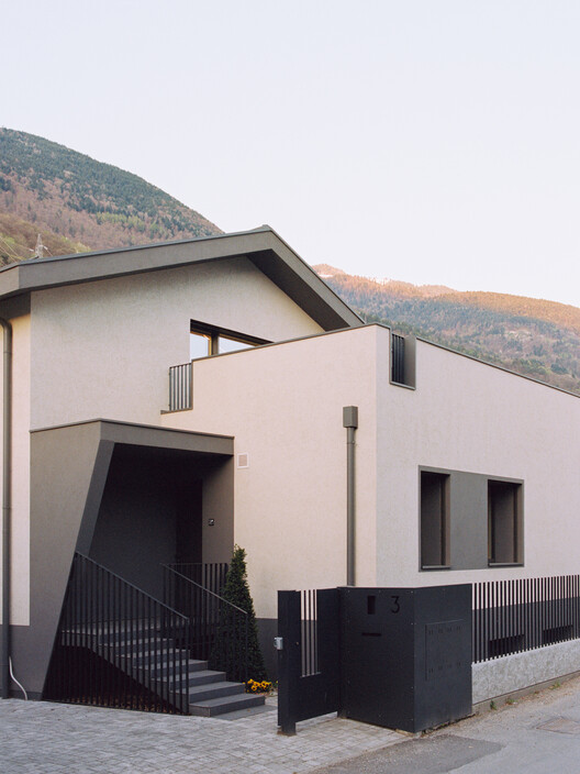 The Gray Race House / Rinaldo Del Nero The Gray Race House / Rinaldo Del Nero - Exterior Photography, Concrete, Balcony