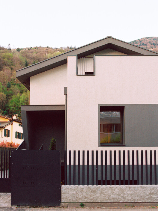 The Gray Race House / Rinaldo Del Nero The Gray Race House / Rinaldo Del Nero - Exterior Photography, Facade, Concrete, Balcony