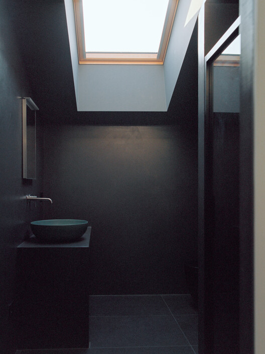 The Gray Race House / Rinaldo Del Nero The Gray Race House / Rinaldo Del Nero - Interior Photography, Bathroom, Lighting, Glass