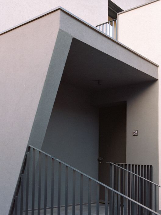 The Gray Race House / Rinaldo Del Nero The Gray Race House / Rinaldo Del Nero - Interior Photography, Handrail, Concrete, Balcony