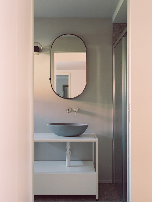 The Gray Race House / Rinaldo Del Nero The Gray Race House / Rinaldo Del Nero - Interior Photography, Bathroom, Sink, Lighting, Glass