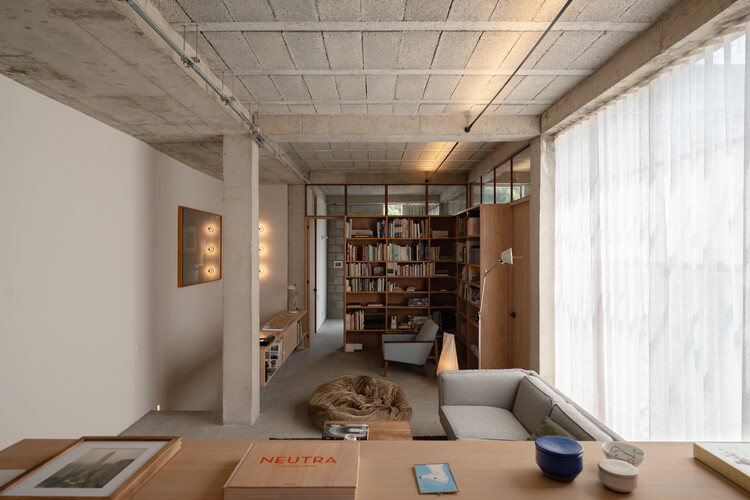 Edificio Mixto Mazatlán 160 / Francisco Pardo Arquitecto - fotografía de interiores, sala, madera, iluminación, estantes, sillas