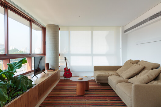 Apartamento Alba / MDH.arq + Nathalia Lorena Arquitetura - Fotografia de Interiores, Sala de Estar, Madeira, Sofá, Iluminação