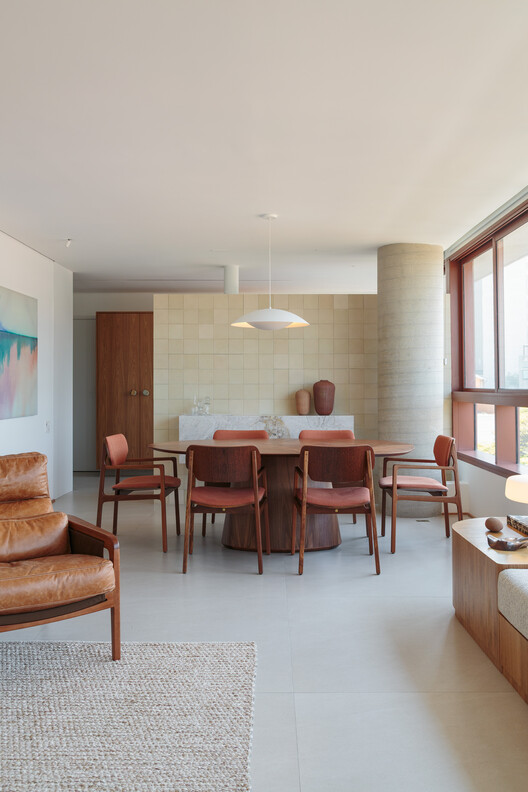 Apartamento Alba / MDH.arq + Nathalia Lorena Arquitetura - Fotografia de Interiores, Sala de Estar, Madeira, Mesa, Cadeira