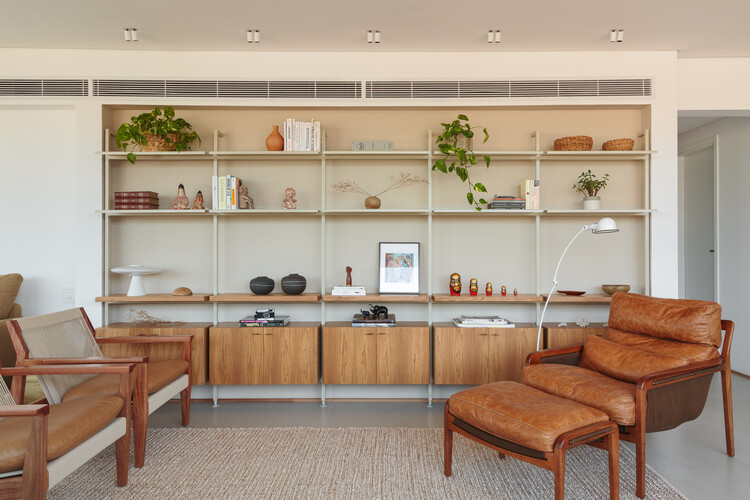 Apartamento Alba / MDH.arq + Nathalia Lorena Arquitetura - Fotografia de Interiores, Madeira, Mesa, Iluminação, Cadeira, Prateleira