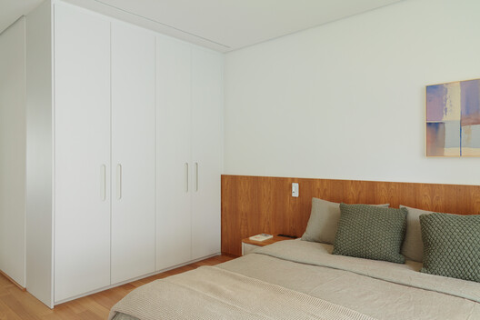 Apartamento Alba / MDH.arq + Nathalia Lorena Arquitetura - Fotografia de Interiores, Dormitório, Madeira, Cama, Iluminação