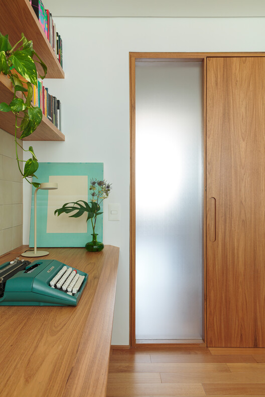 Apartamento Alba / MDH.arq + Nathalia Lorena Arquitetura - Fotografia de Interiores, Madeira, Porta, Prateleira