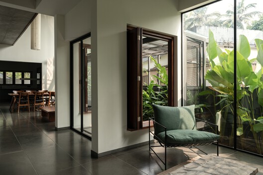Residência Borda Infinita / TROPICAL TONES - Fotografia de Interiores, Madeira, Cadeira, Vidro