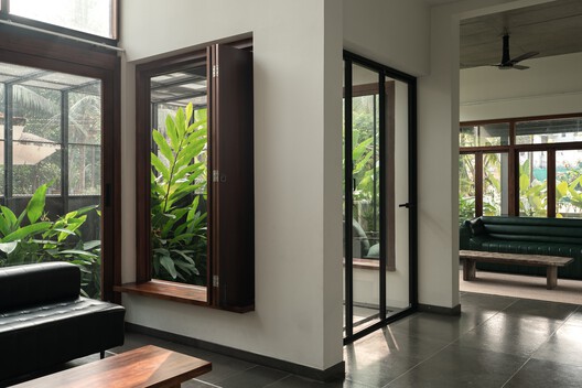 Residência Borda Infinita / TROPICAL TONES - Fotografia de Interiores, Madeira, Vidro, Porta, Cadeira